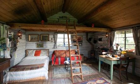double-bed-and-mezzanine-at-the-log-house-studio-carmarthenshire